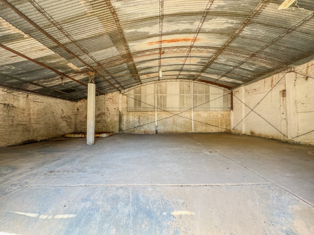 Terreno con Frente Amplio y Mejoras Ideales Para Desarrollo en Zona de Alta Demanda.