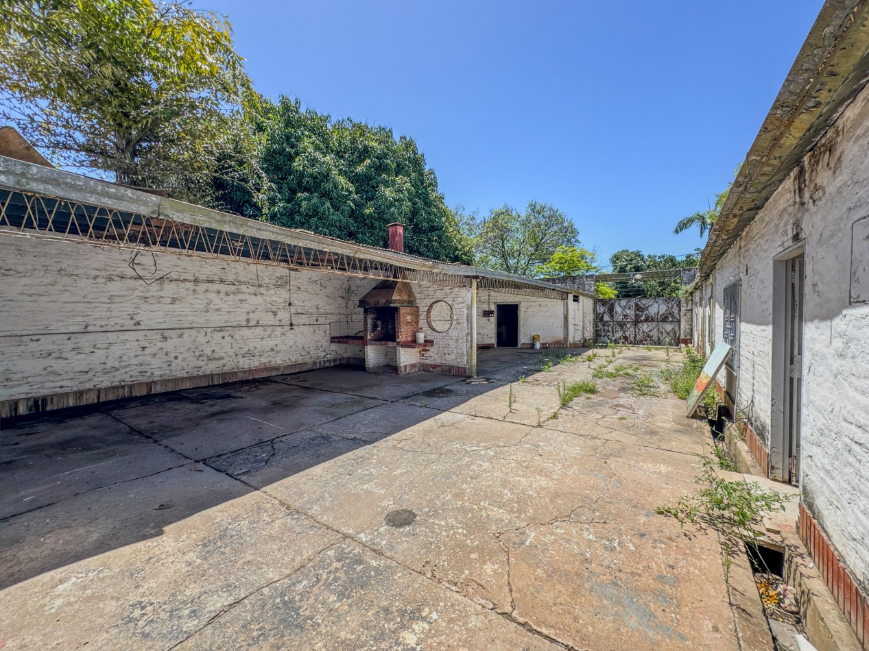 Terreno con Frente Amplio y Mejoras Ideales Para Desarrollo en Zona de Alta Demanda.