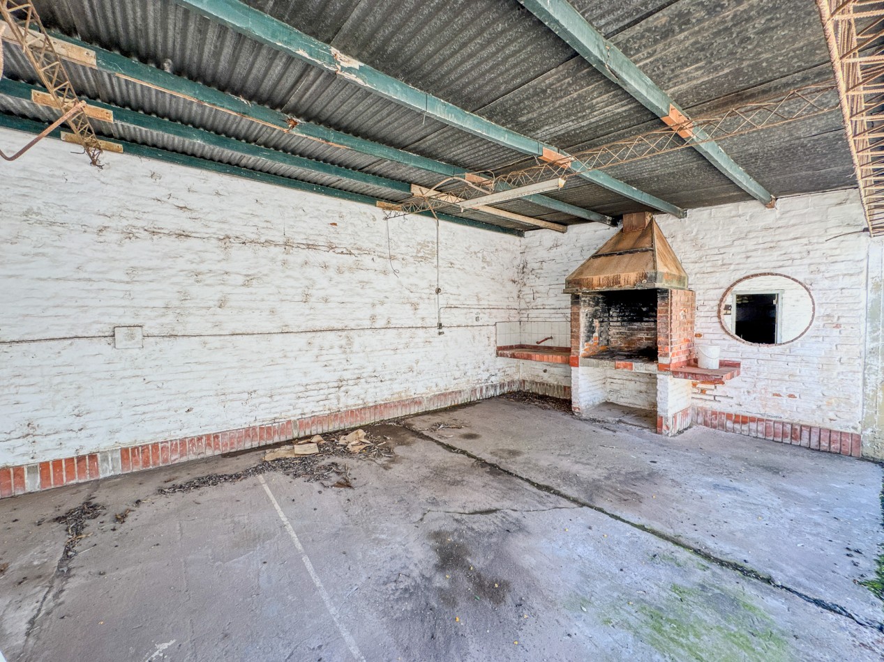 Terreno con Frente Amplio y Mejoras Ideales Para Desarrollo en Zona de Alta Demanda.