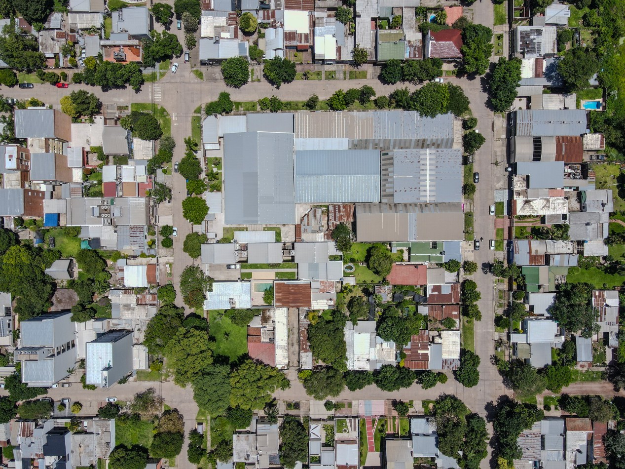 Terreno con Frente Amplio y Mejoras Ideales Para Desarrollo en Zona de Alta Demanda.