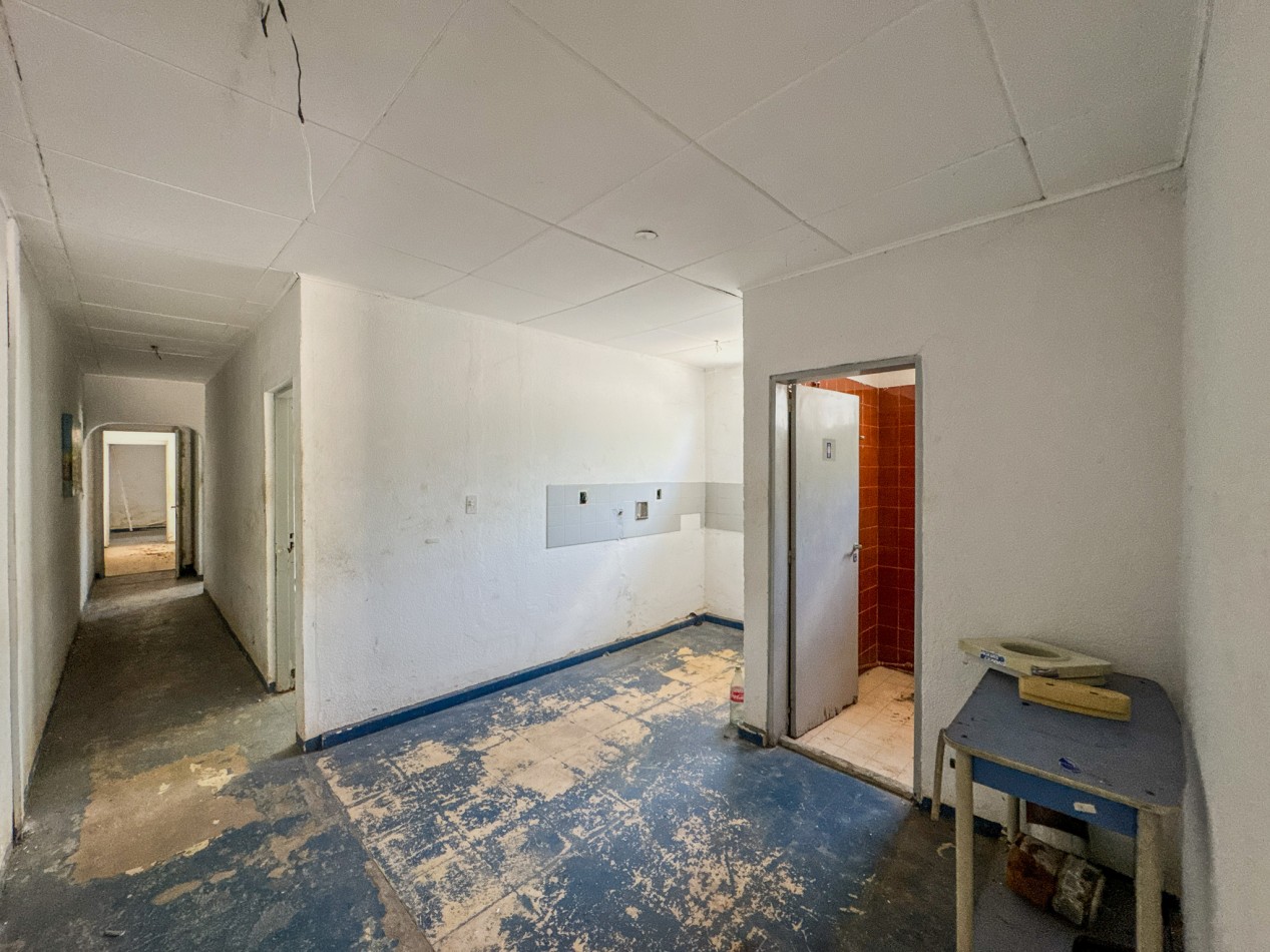 Terreno con Frente Amplio y Mejoras Ideales Para Desarrollo en Zona de Alta Demanda.