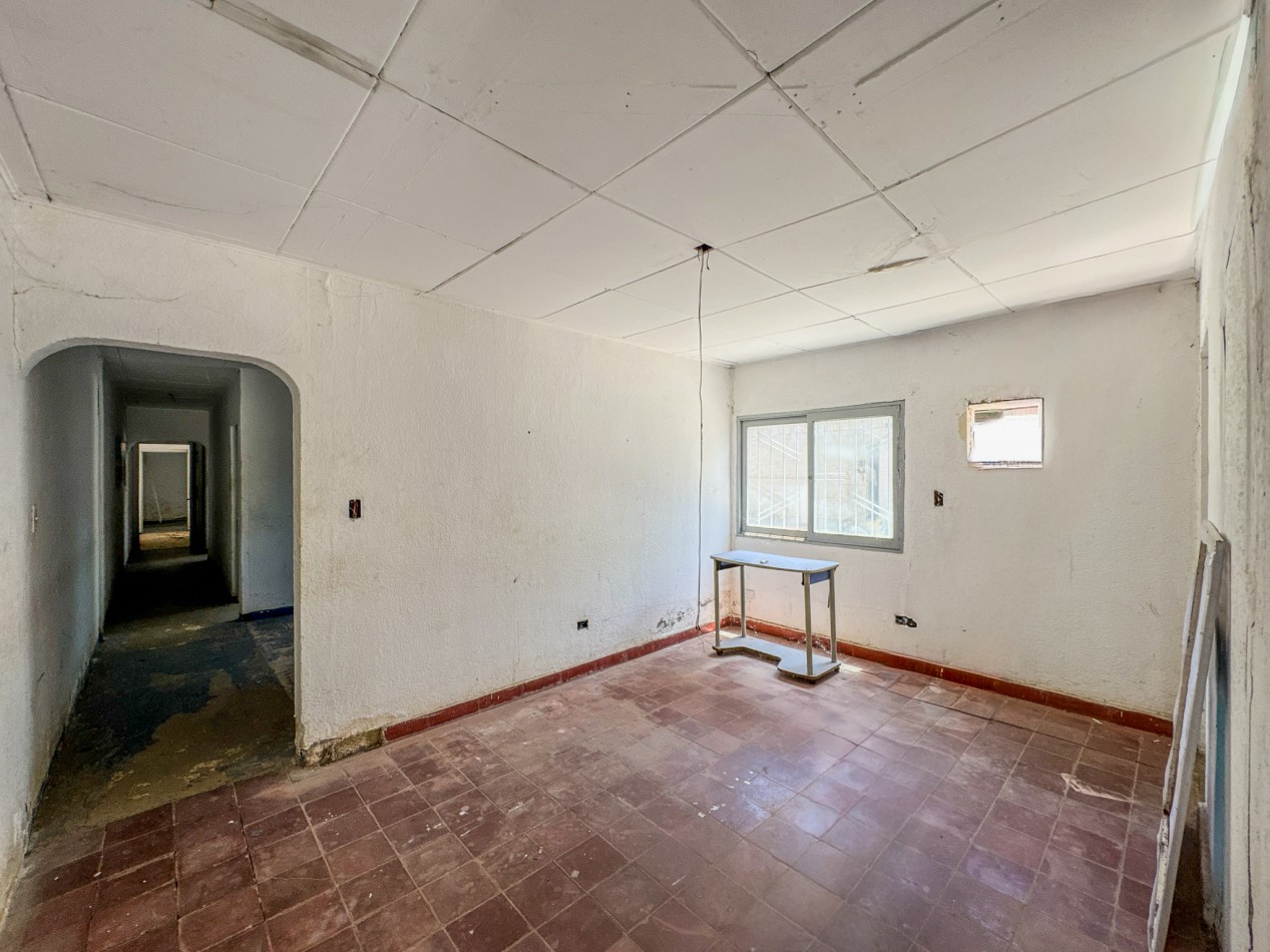 Terreno con Frente Amplio y Mejoras Ideales Para Desarrollo en Zona de Alta Demanda.