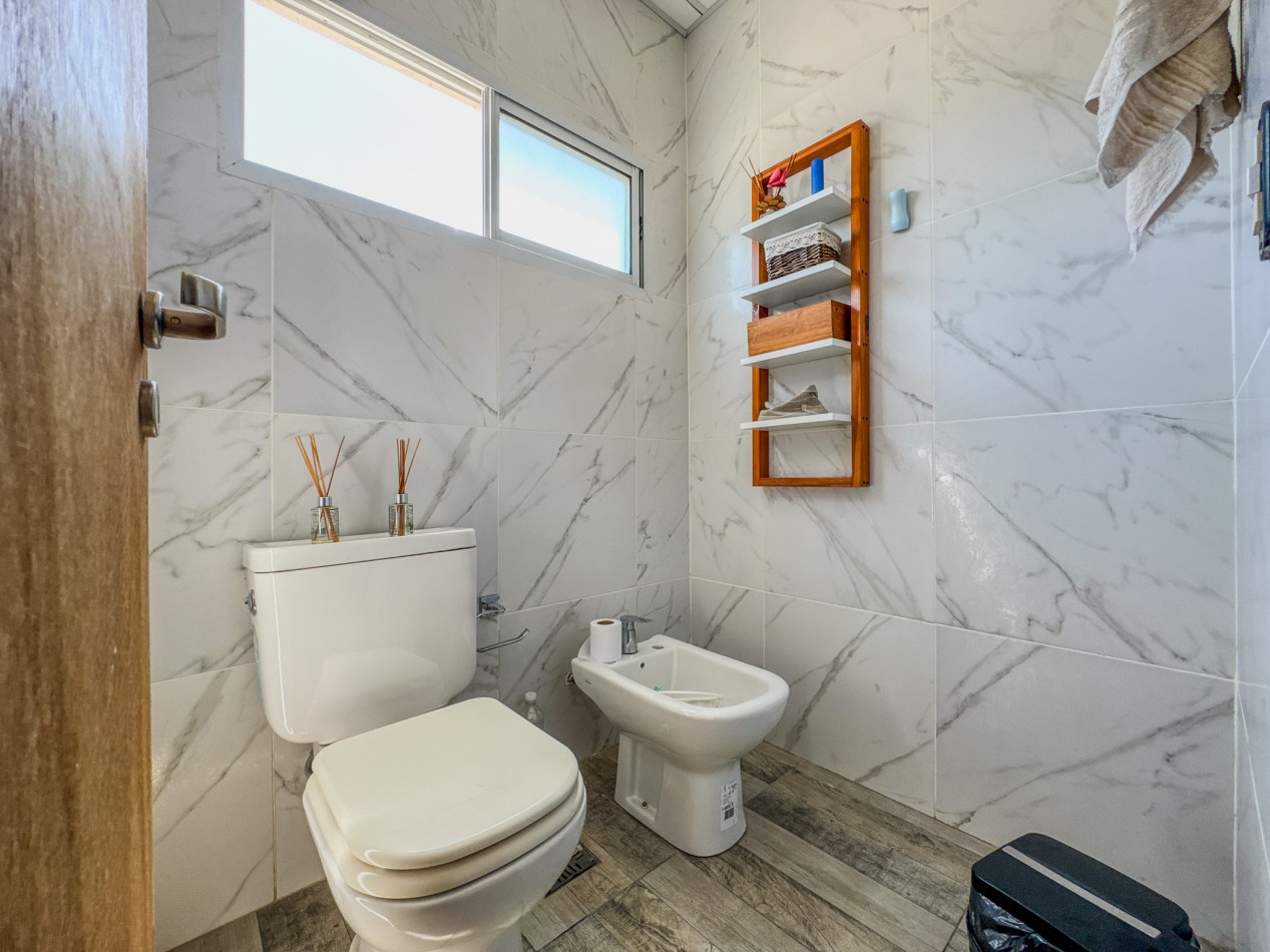 Casa amplia con 4 dormitorios y quincho en terreno de 10×40 — Ideal familia numerosa