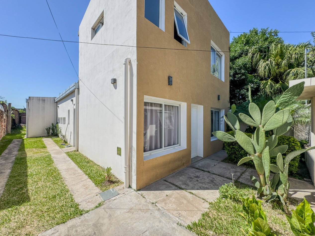 Casa amplia con 4 dormitorios y quincho en terreno de 10×40 — Ideal familia numerosa