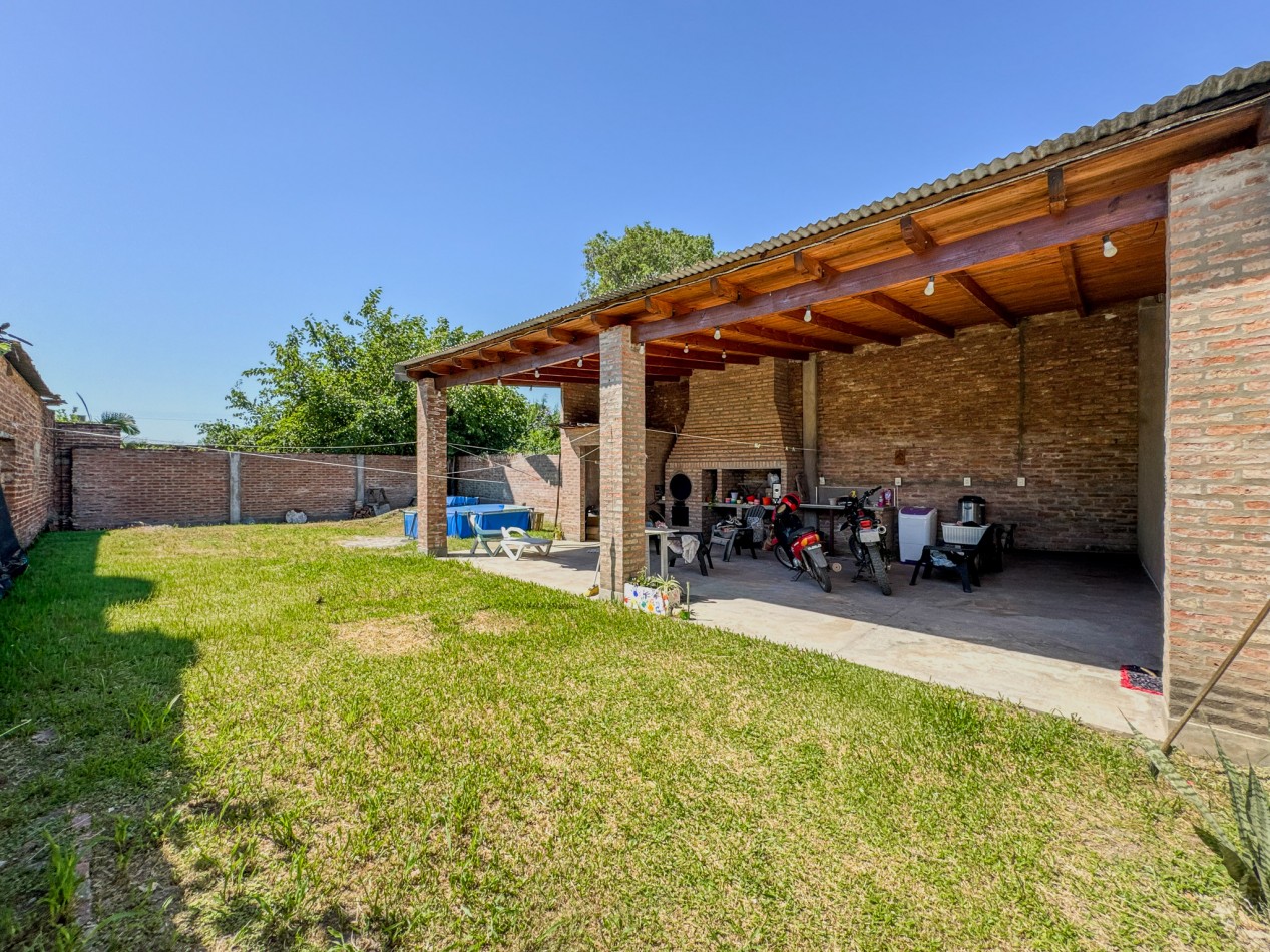 Casa amplia con 4 dormitorios y quincho en terreno de 10×40 — Ideal familia numerosa