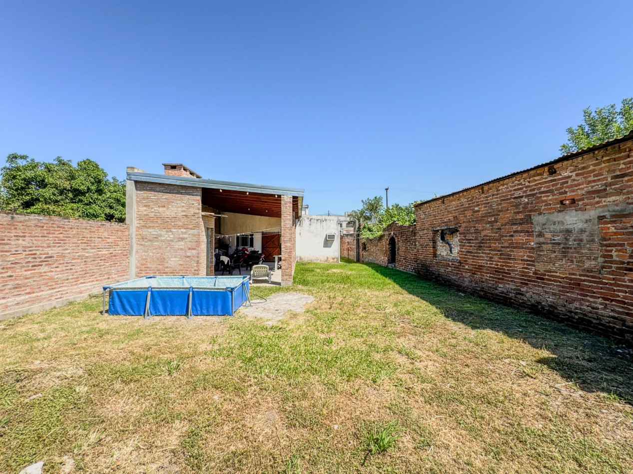 Casa amplia con 4 dormitorios y quincho en terreno de 10×40 — Ideal familia numerosa