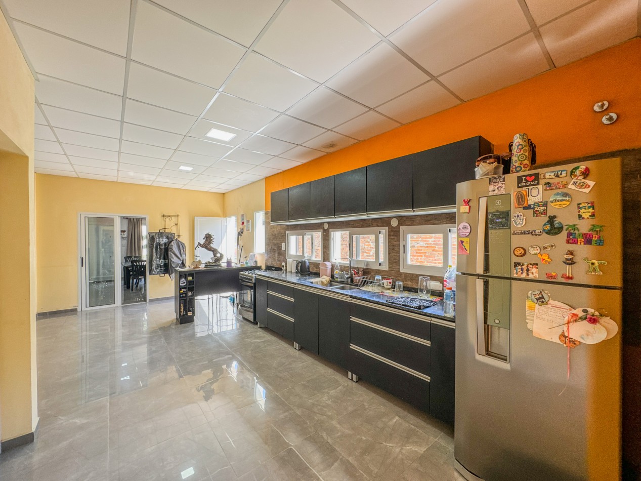 Casa amplia con 4 dormitorios y quincho en terreno de 10×40 — Ideal familia numerosa