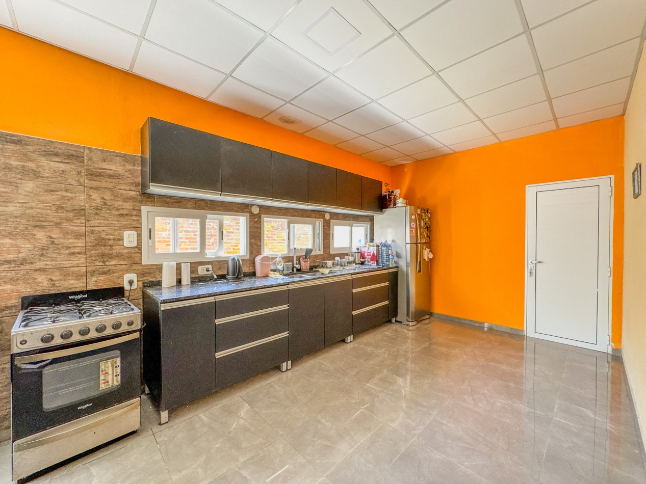 Casa amplia con 4 dormitorios y quincho en terreno de 10×40 — Ideal familia numerosa