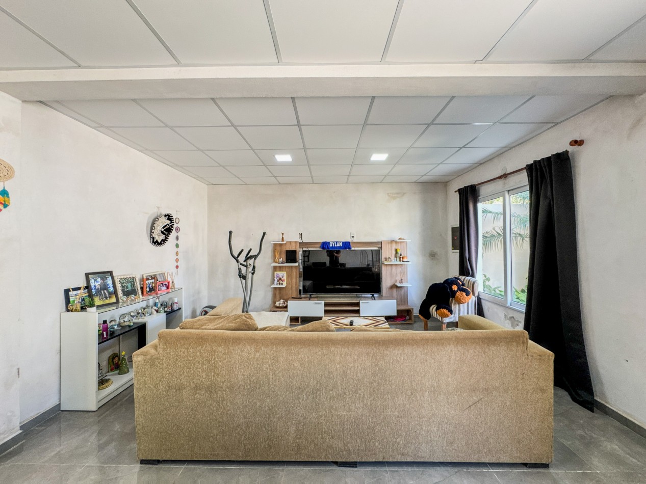 Casa amplia con 4 dormitorios y quincho en terreno de 10×40 — Ideal familia numerosa