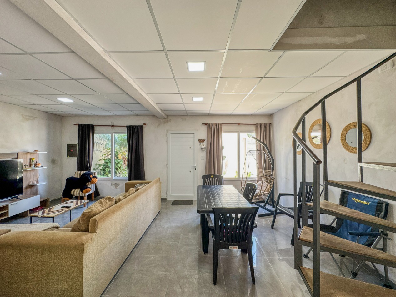 Casa amplia con 4 dormitorios y quincho en terreno de 10×40 — Ideal familia numerosa