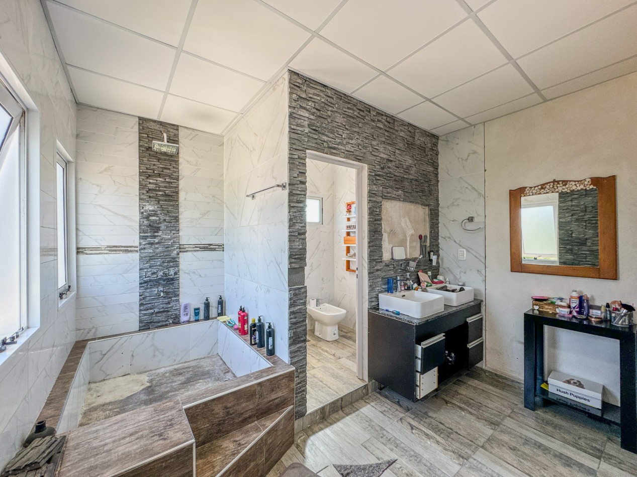 Casa amplia con 4 dormitorios y quincho en terreno de 10×40 — Ideal familia numerosa