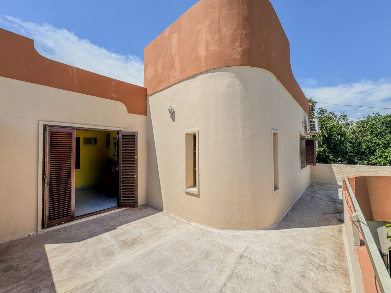 Gran casa familiar: 4 dormitorios, patio con quincho y buen estado