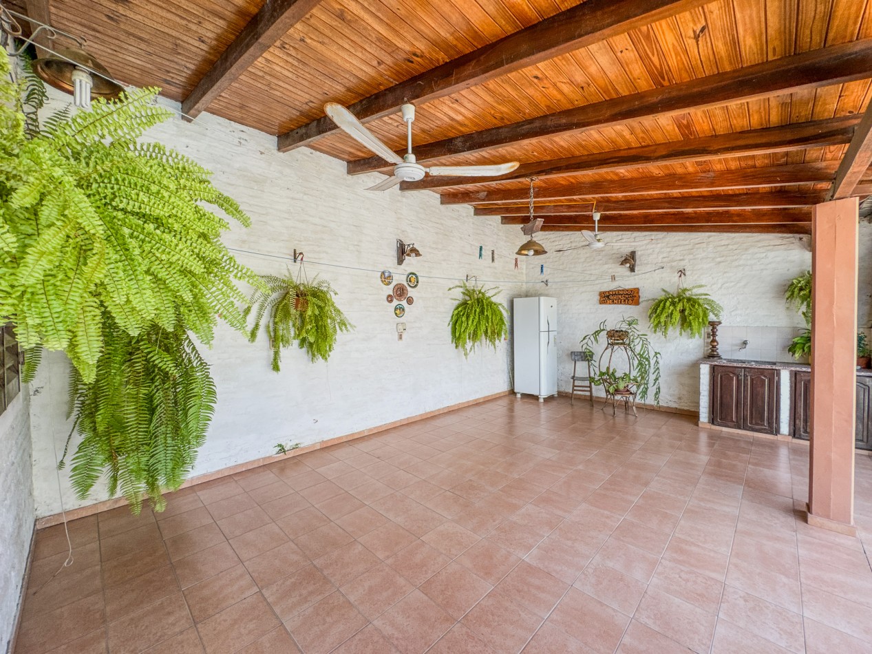Gran casa familiar: 4 dormitorios, patio con quincho y buen estado