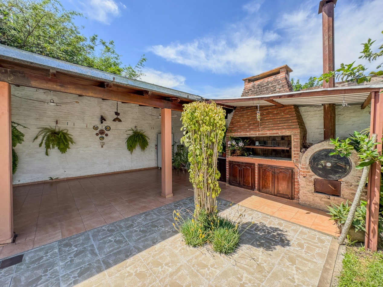 Gran casa familiar: 4 dormitorios, patio con quincho y buen estado