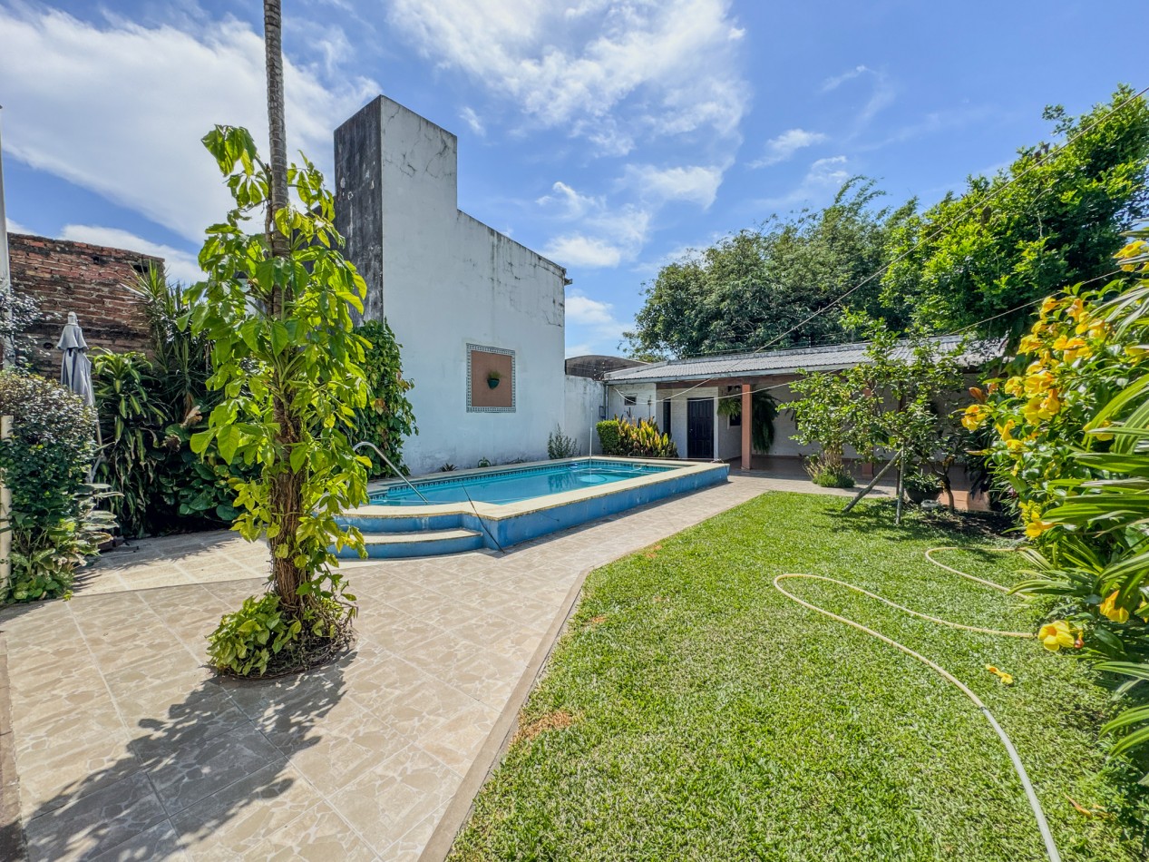 Gran casa familiar: 4 dormitorios, patio con quincho y buen estado