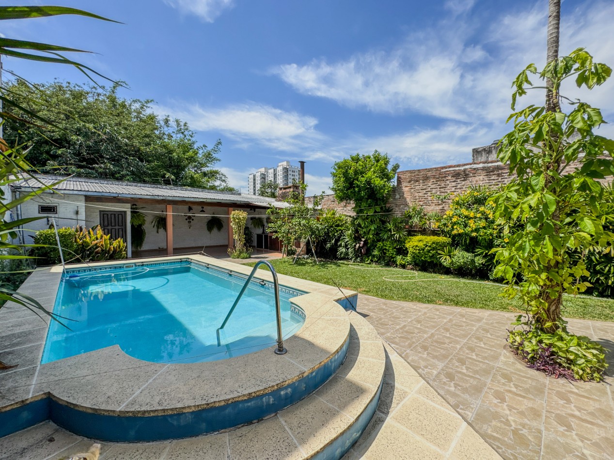 Gran casa familiar: 4 dormitorios, patio con quincho y buen estado