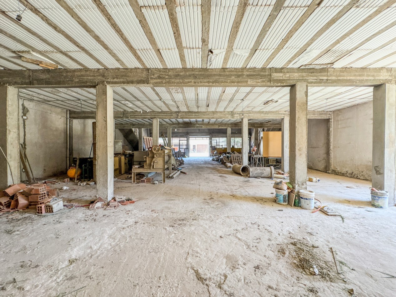 Galpon operativo con entrepiso y departamentos para personal