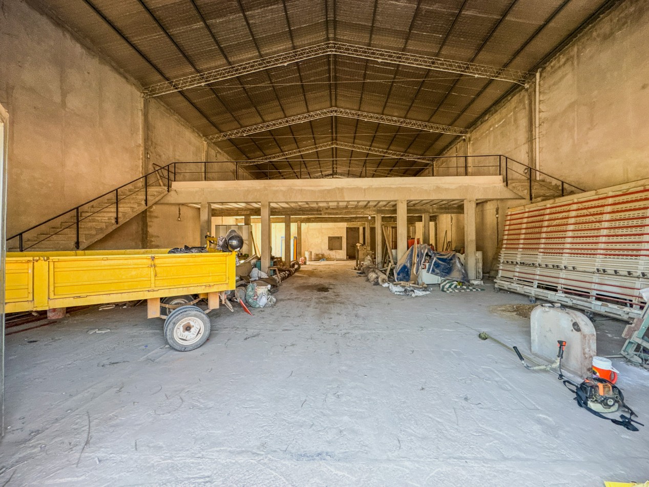 Galpon operativo con entrepiso y departamentos para personal