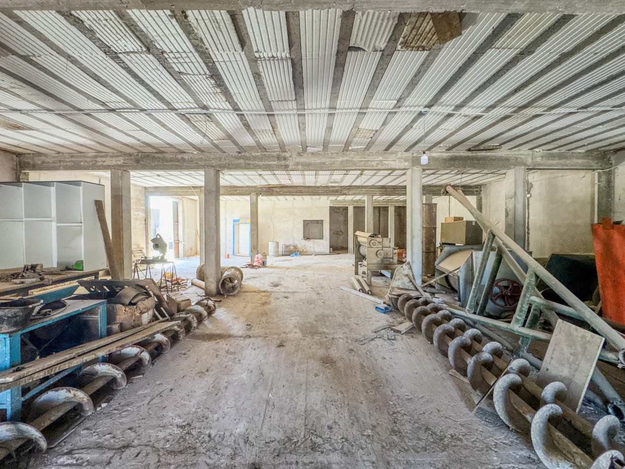 Galpon operativo con entrepiso y departamentos para personal