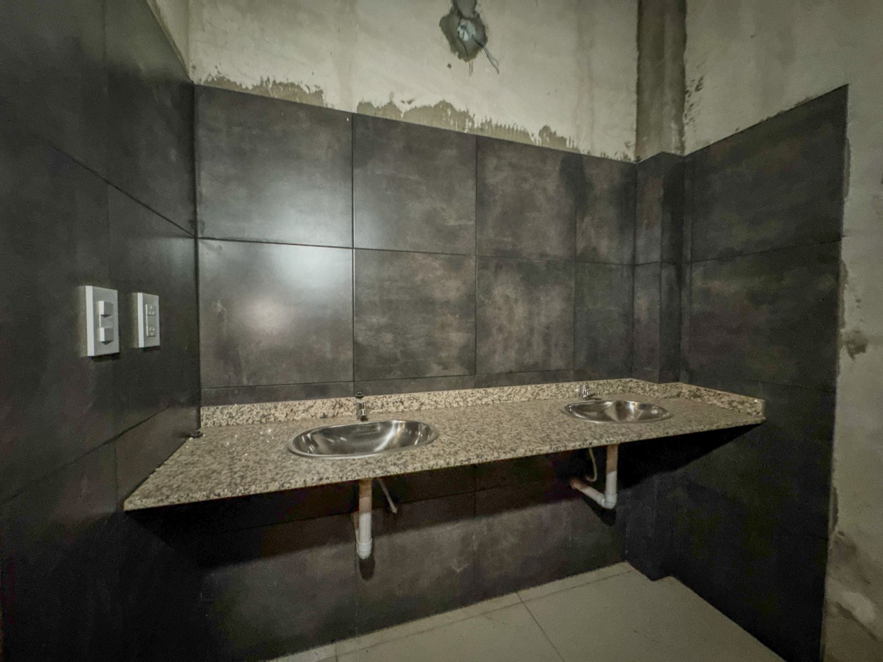 Galpon operativo con entrepiso y departamentos para personal