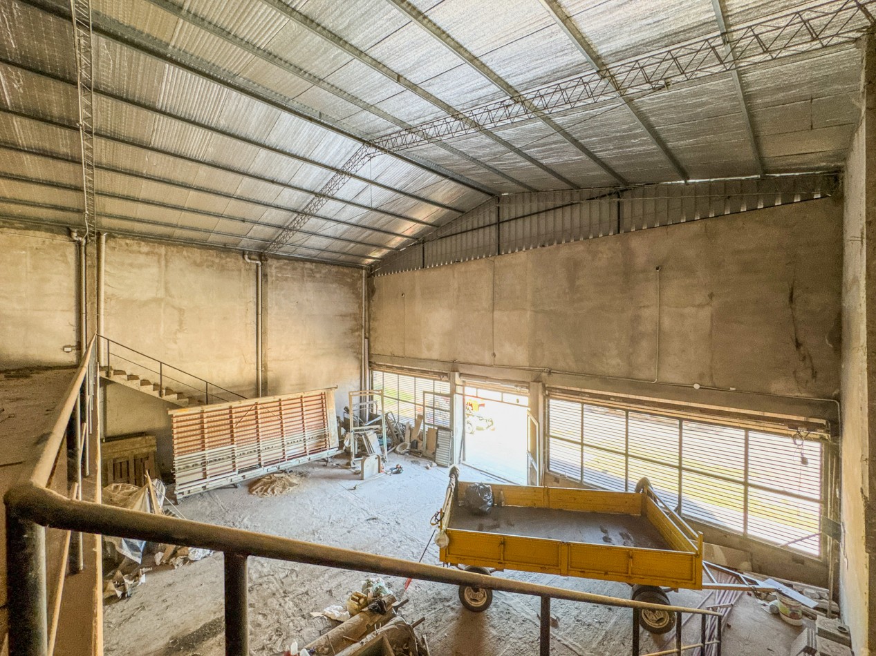 Galpon operativo con entrepiso y departamentos para personal