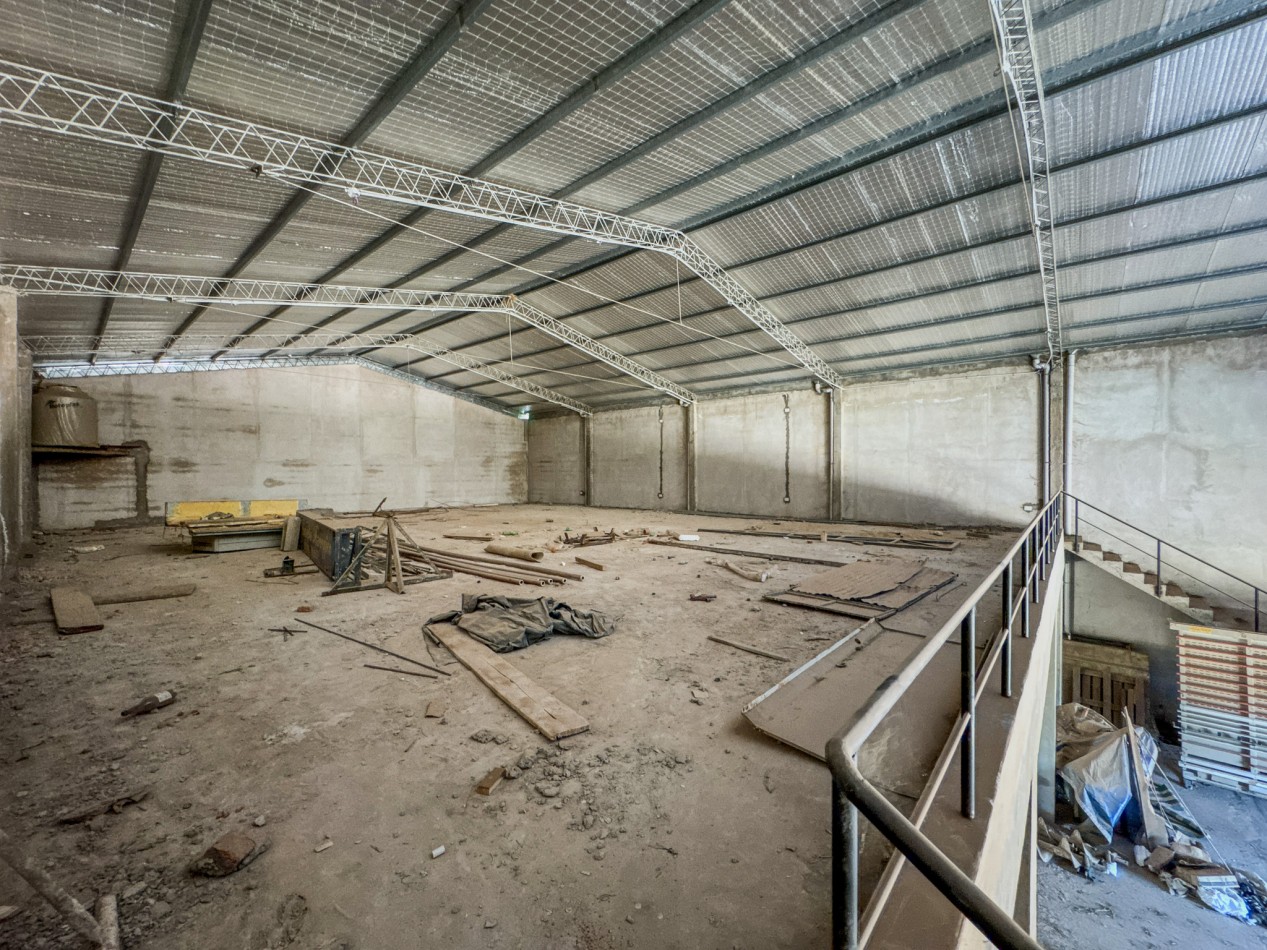 Galpon operativo con entrepiso y departamentos para personal