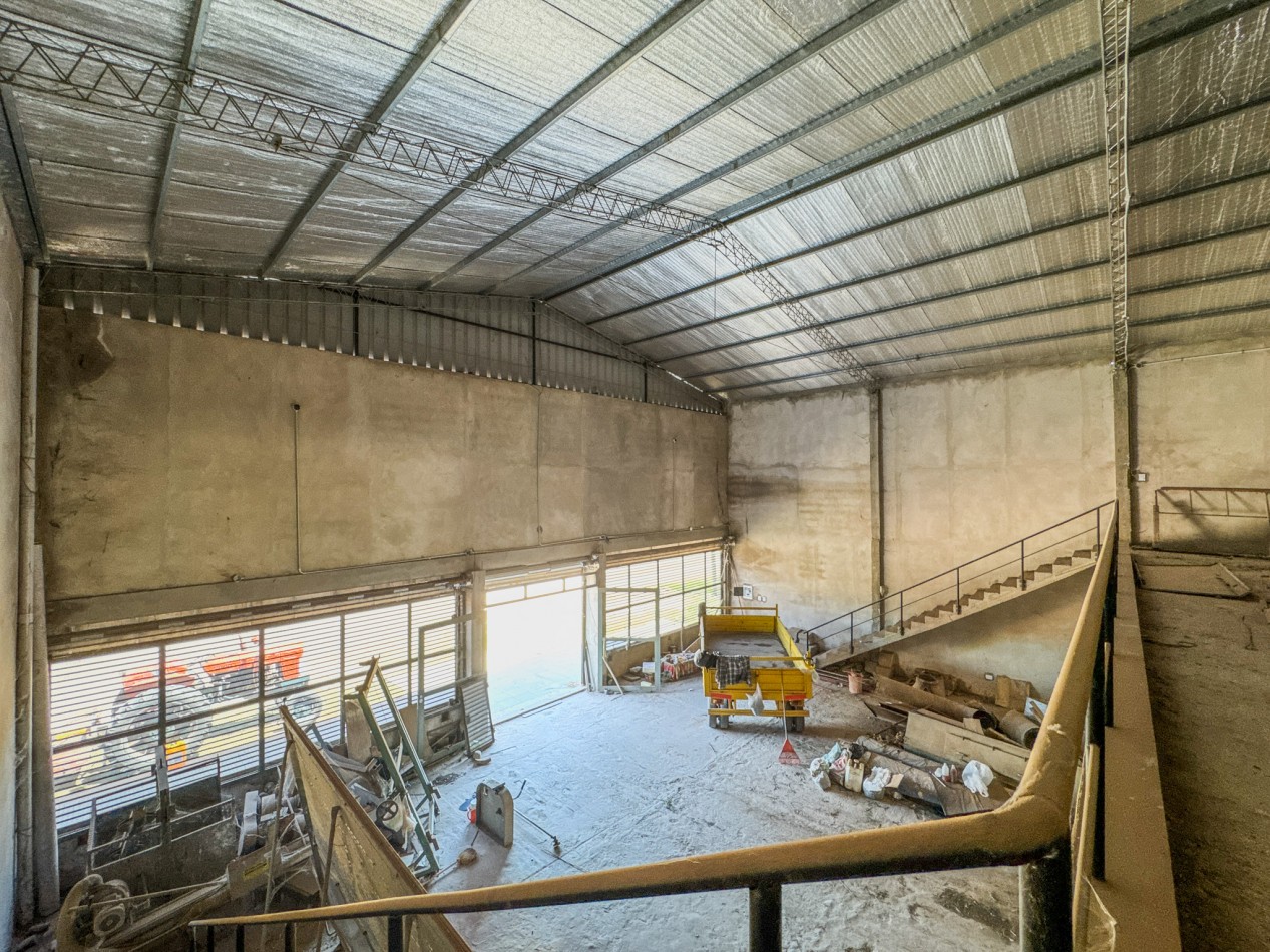 Galpon operativo con entrepiso y departamentos para personal