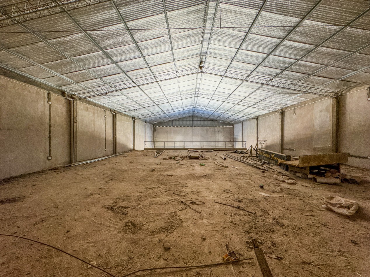 Galpon operativo con entrepiso y departamentos para personal