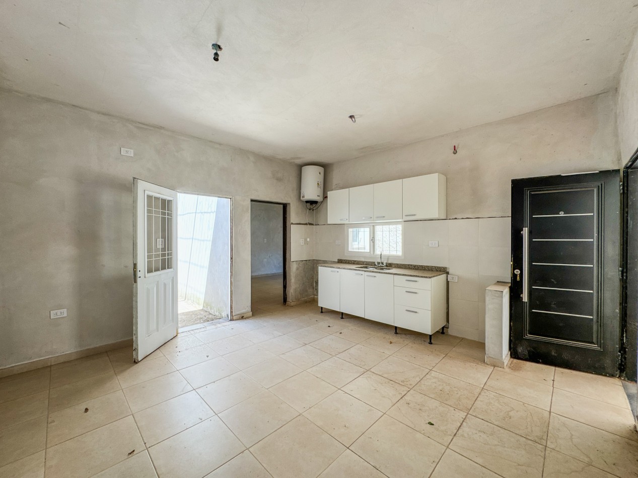 Galpon operativo con entrepiso y departamentos para personal