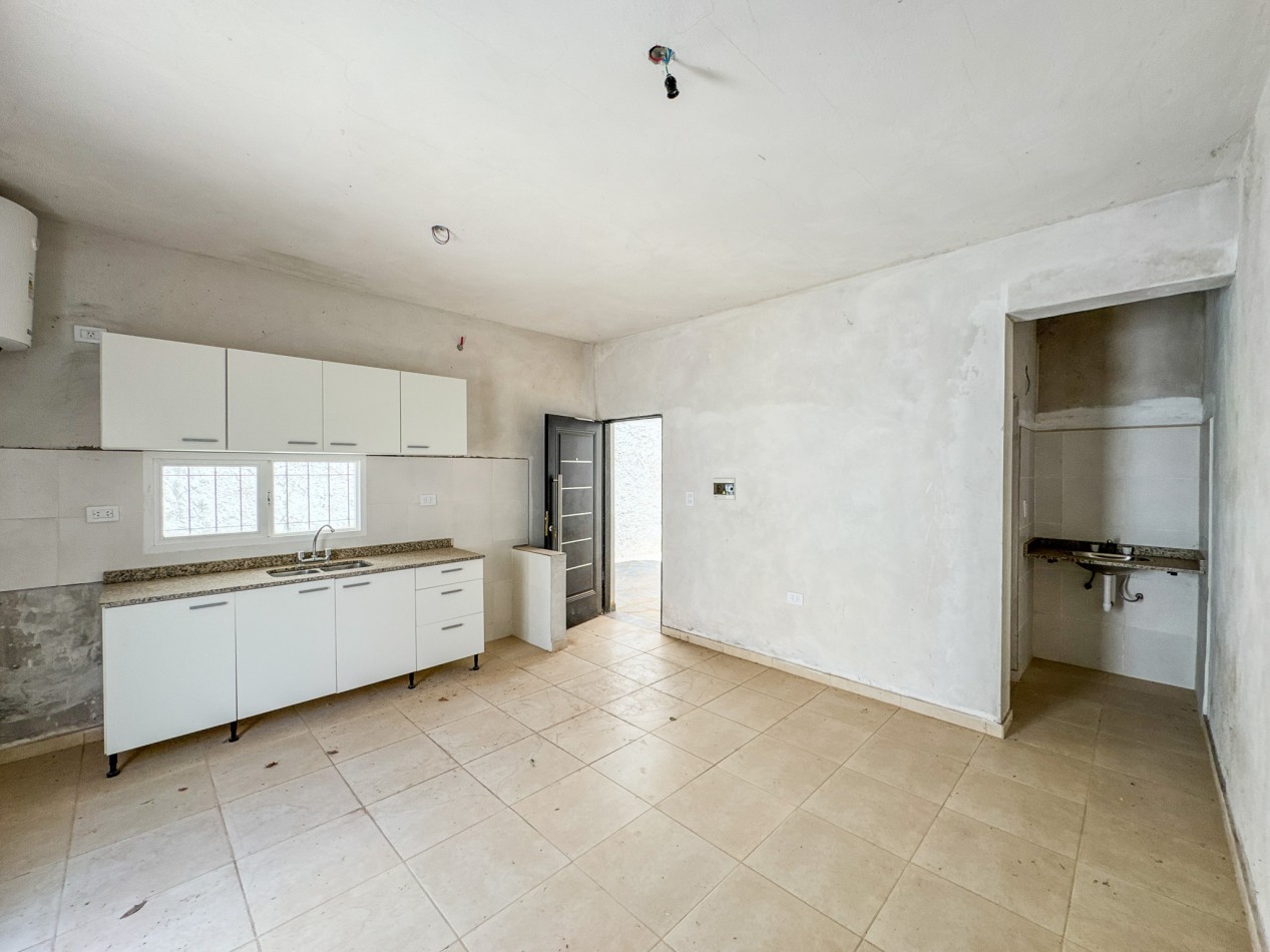 Galpon operativo con entrepiso y departamentos para personal