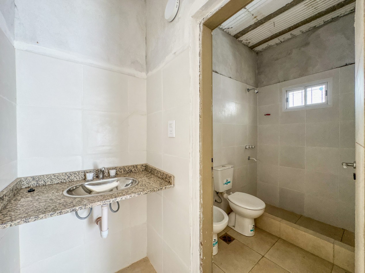 Galpon operativo con entrepiso y departamentos para personal