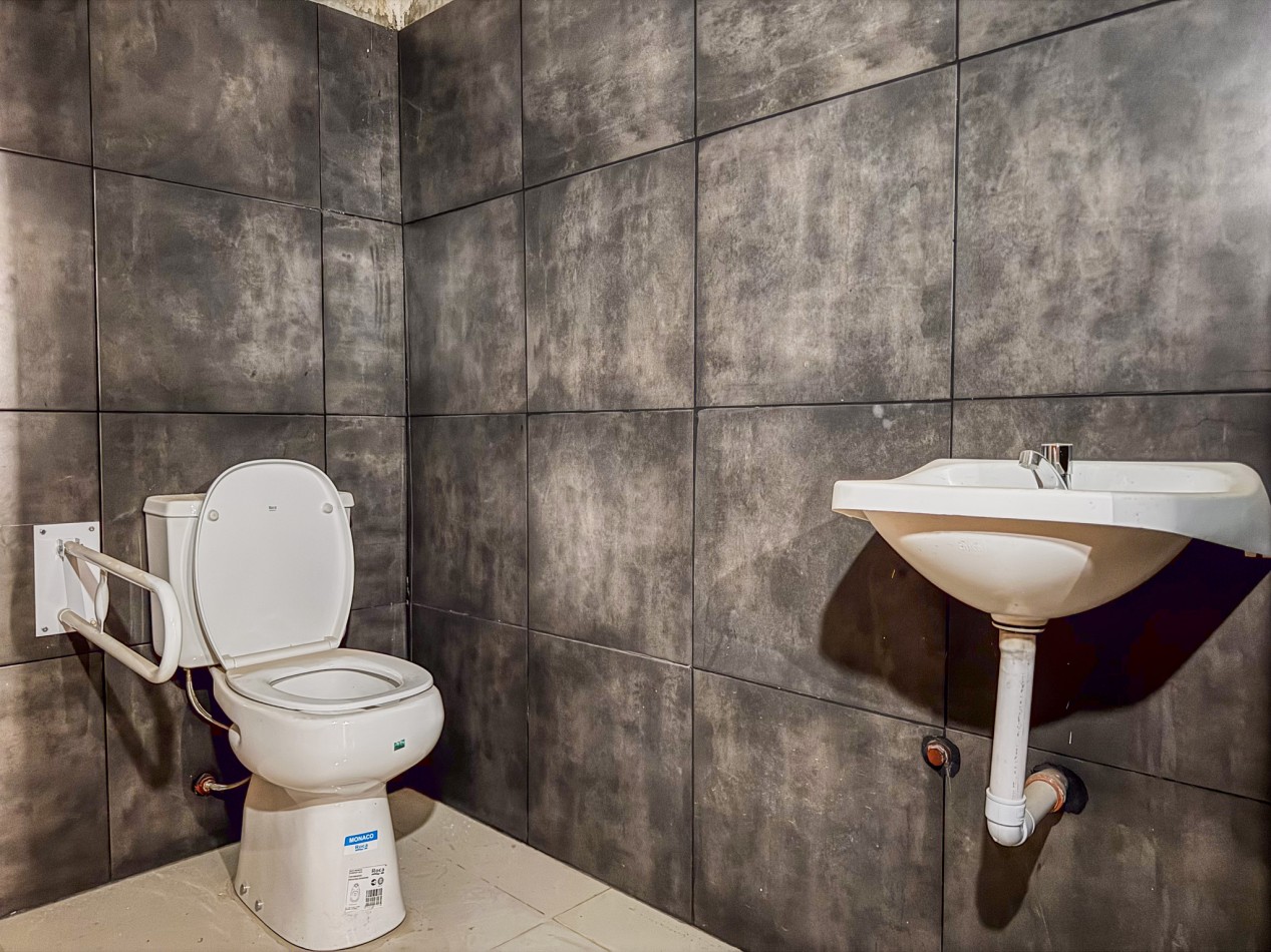 Galpon operativo con entrepiso y departamentos para personal