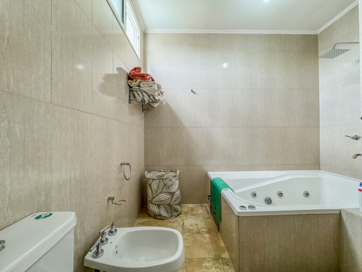 Casa 3 Dorm. con Suite en Planta Baja, Patio y Pileta