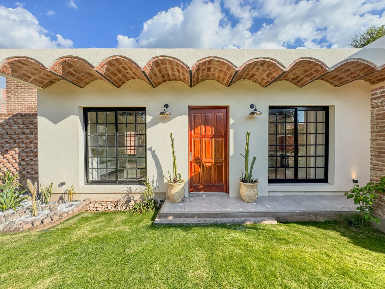 Casa de diseño con techo abovedado en Altos Verdes