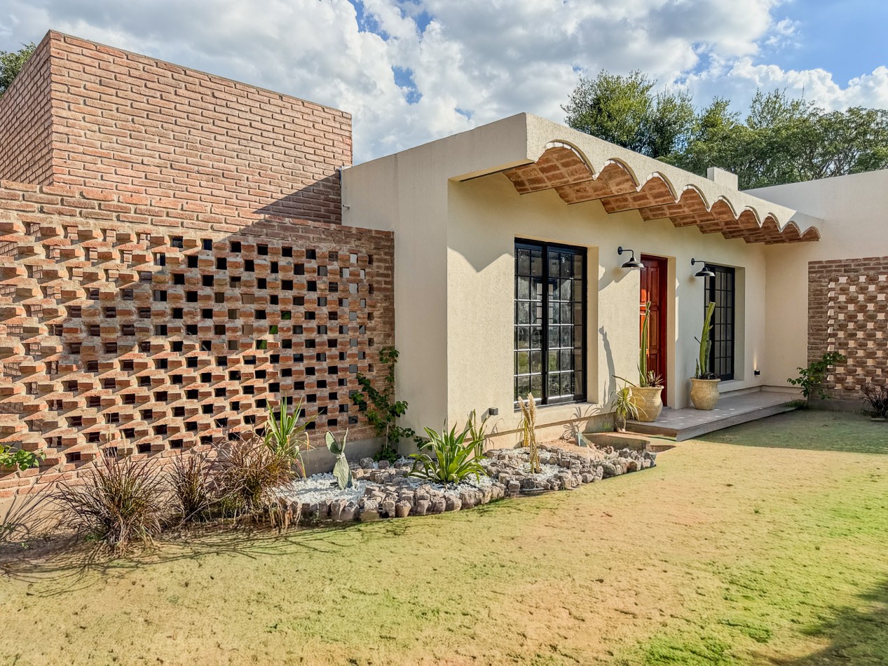 Casa de diseño con techo abovedado en Altos Verdes