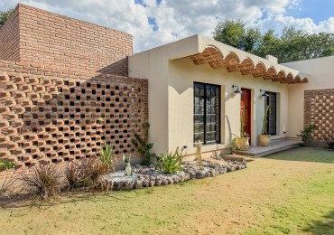 Casa de diseño con techo abovedado en Altos Verdes